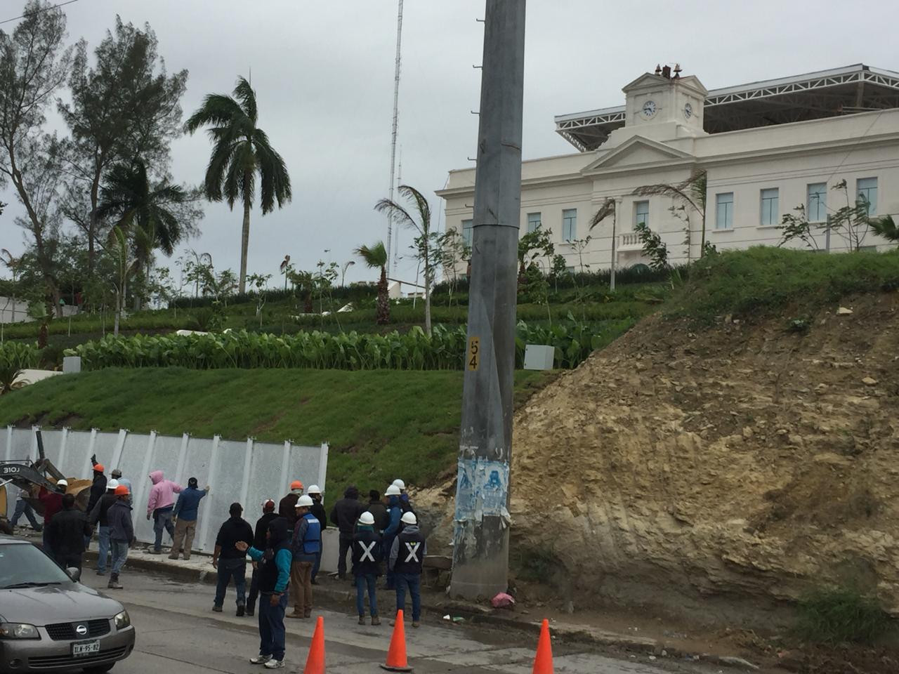 Norte tumba barda metálica del museo del niño en Tampico 