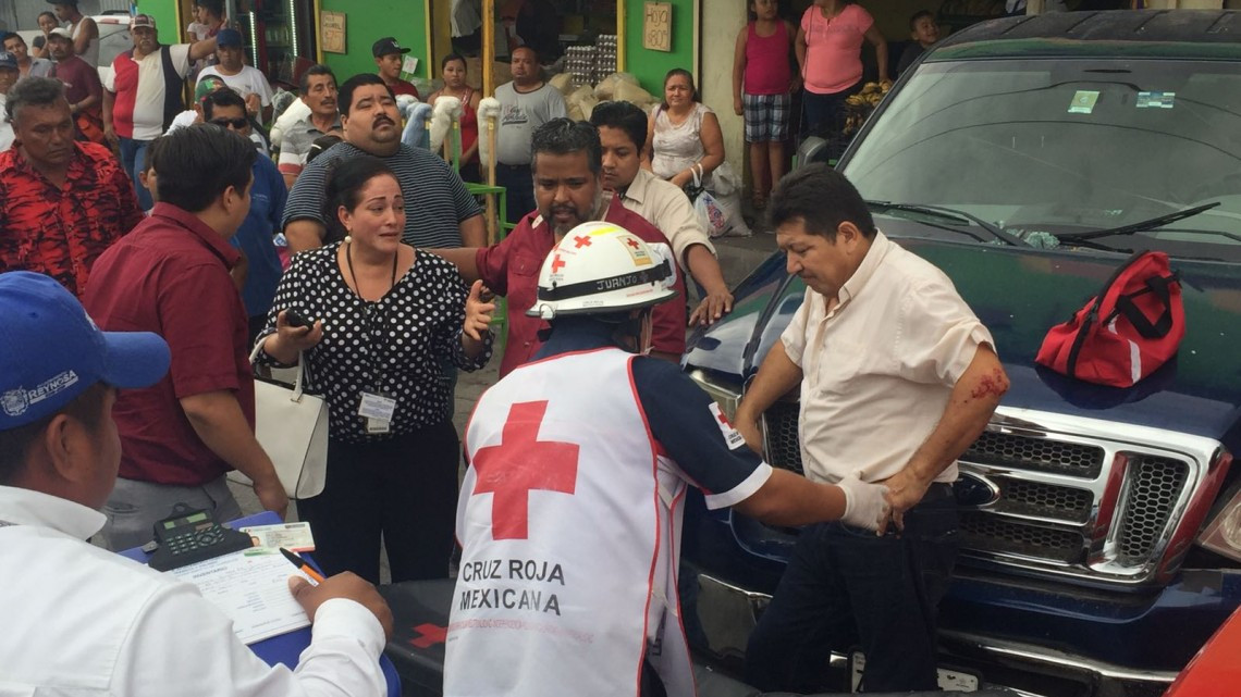Camioneta quiso ganarle a tren y este la avienta 