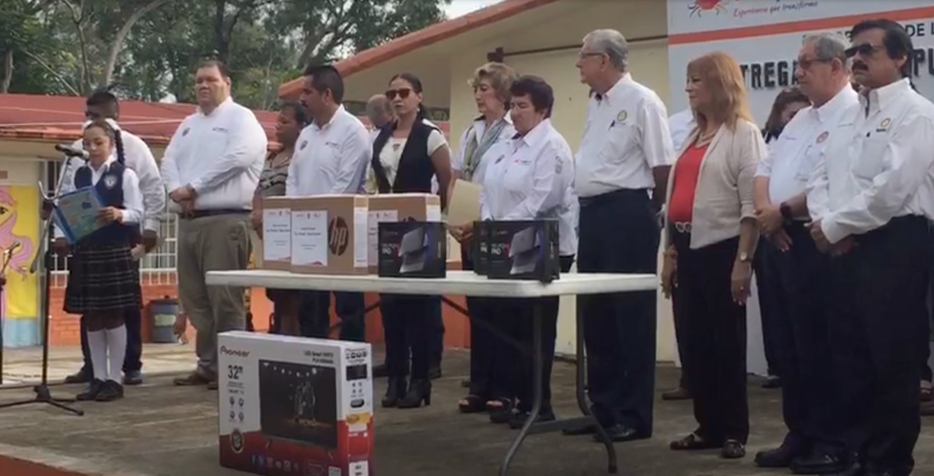 Entregan 10 laptops a escuela primaria en Tampico