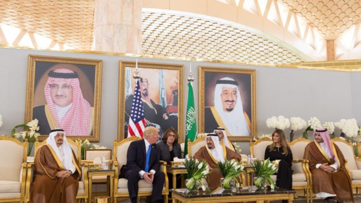 Trump llega a Arabia Saudí en su primera gira internacional