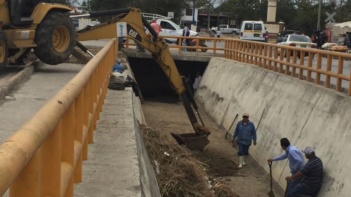Proponen aplicar fuertes multas a quienes tiren basura en canales pluviales