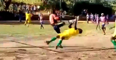 Jugador protagoniza la peor patada del fútbol