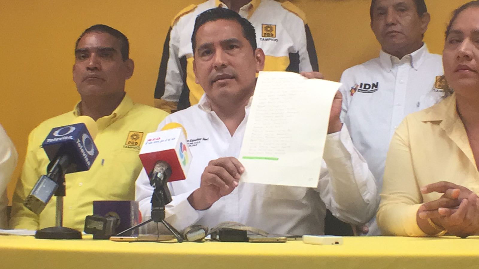 Desmiente líder estatal del PRD ser aviador de la SEP