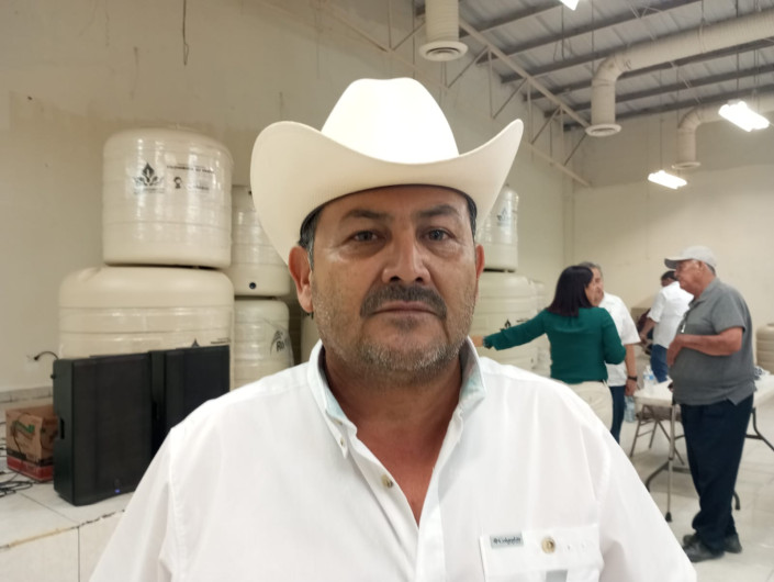 Sector campesino de Matamoros es beneficiado con tinacos subsidiados
