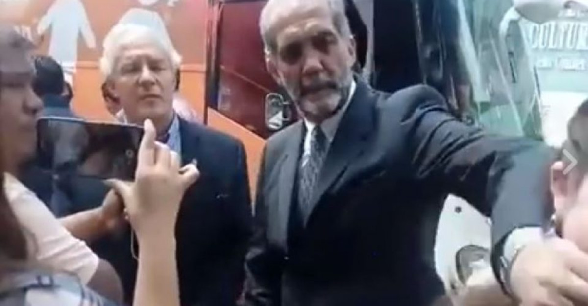 Le tapa boca Juan Dabdoub a mujer que lo cuestionó