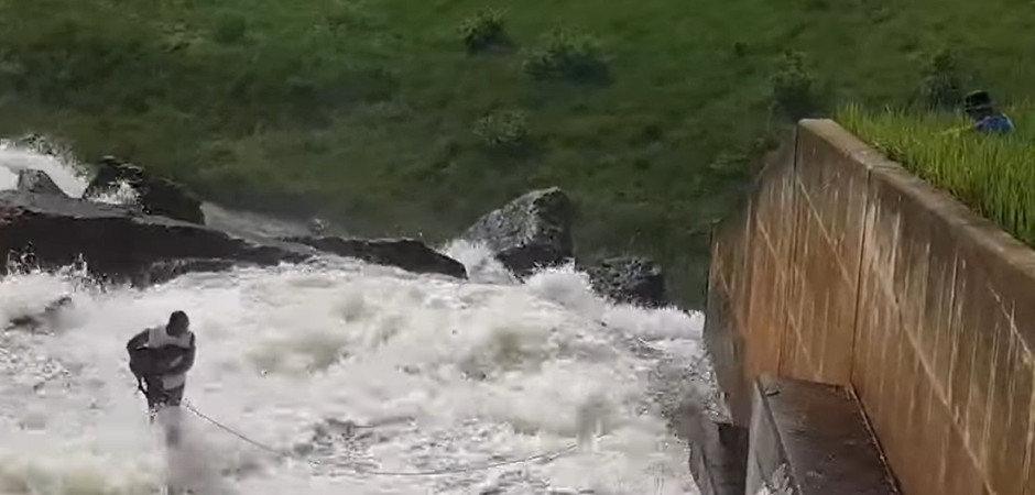 Hombre arriesga la vida por salvar a un perro que fue arrastrado por el agua de una represa