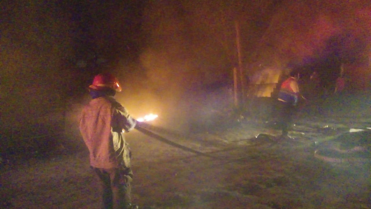 Arde bodega con materiales de desecho en Altamira