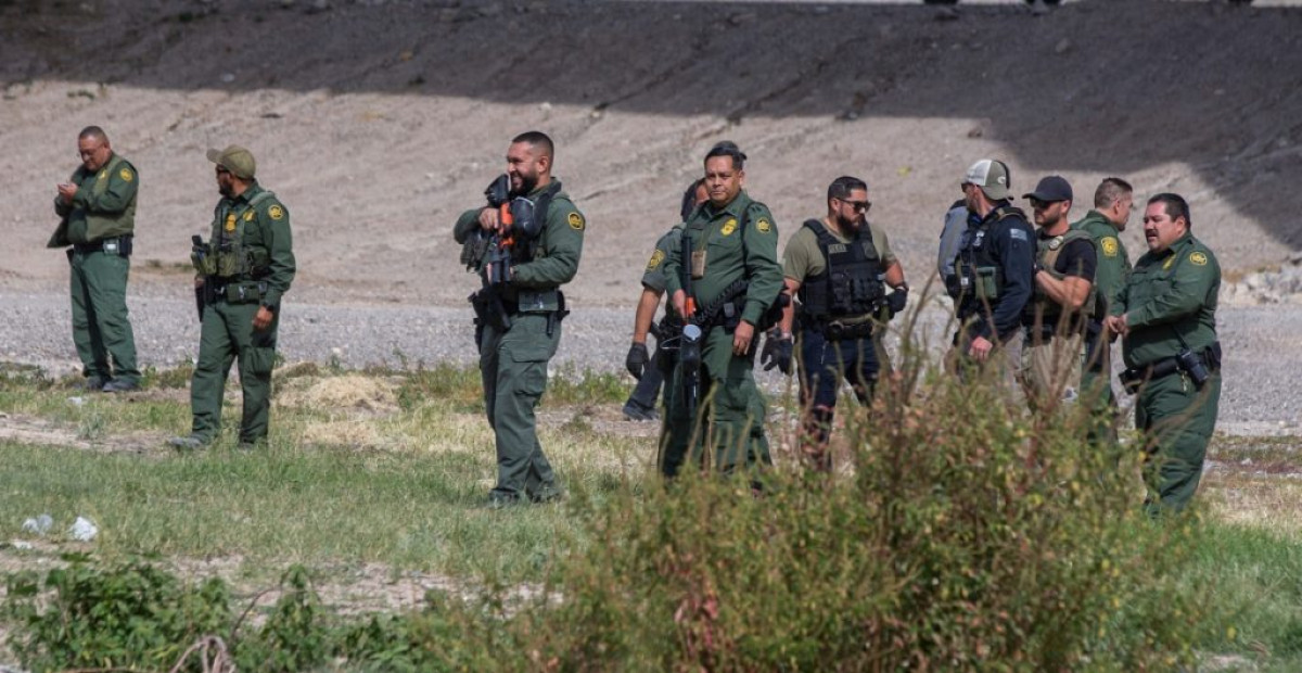 Elementos de la Patrulla Fronteriza dispersa a migrantes en Tx con proyectiles no letales