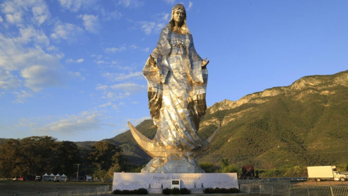 Entregan Américo y María escultura monumental de la Virgen de la Misericordia en El Chorrito