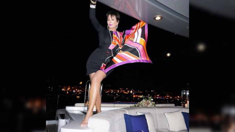 Kris Jenner derrama sensualidad y elegancia en yate