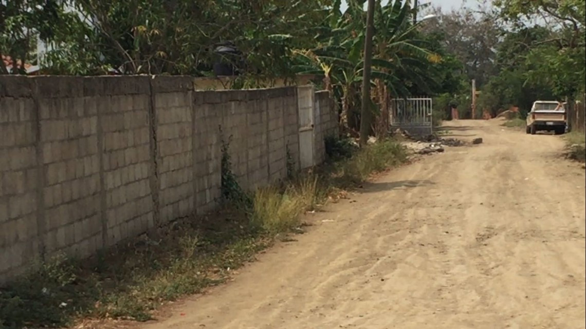 Barda sin cimientos en riesgo de caer sobre estudiantes