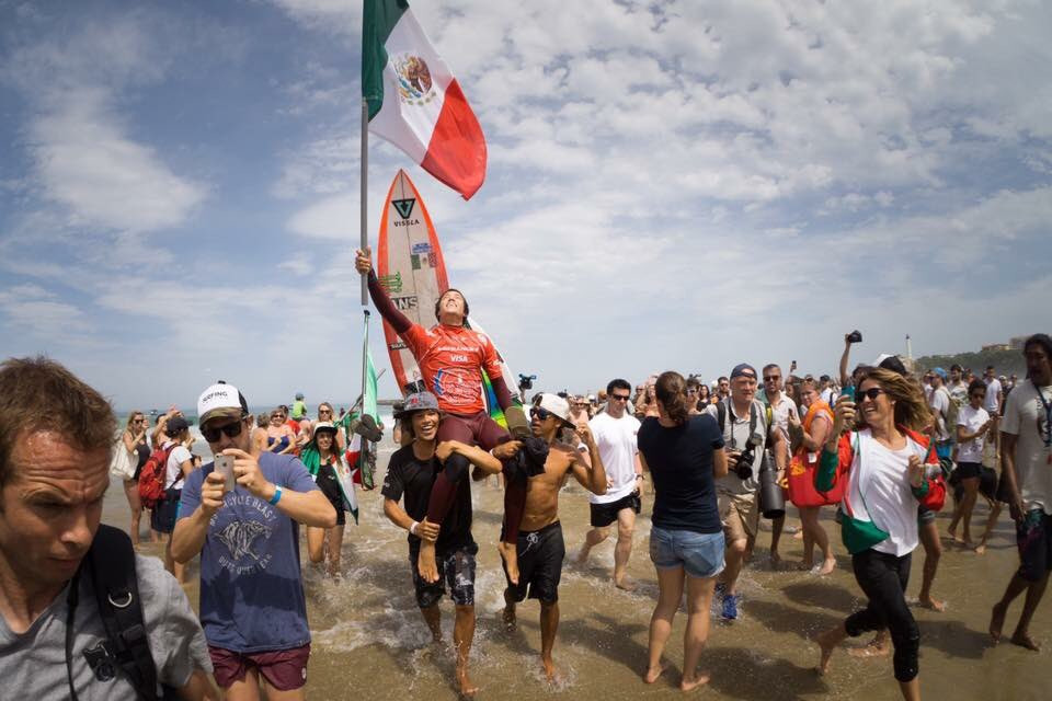 El mexicano Jhonny Corzo, campeón mundial de surf en Francia