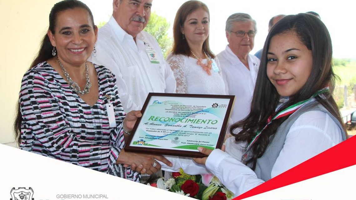 Alcalde asiste a ceremonia de graduación
