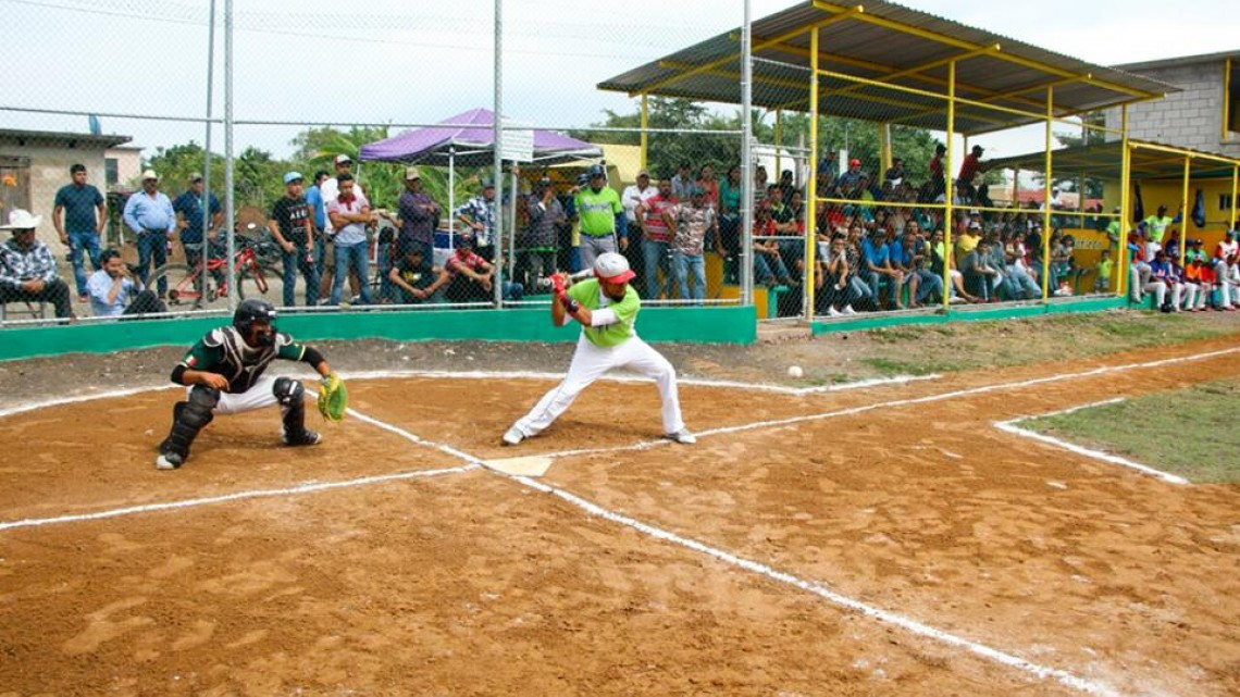 Asiste alcaldesa a inauguración a campo de béisbol