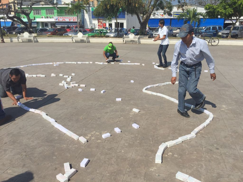 Maestros, padres y alumnos hacen colecta para ampliar salones de clase 