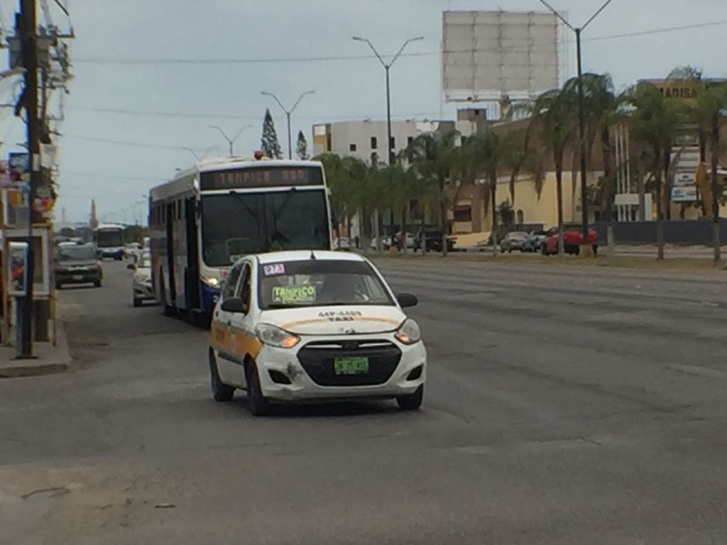 Paro de transportistas afecta a usuarios de la zona conurbada