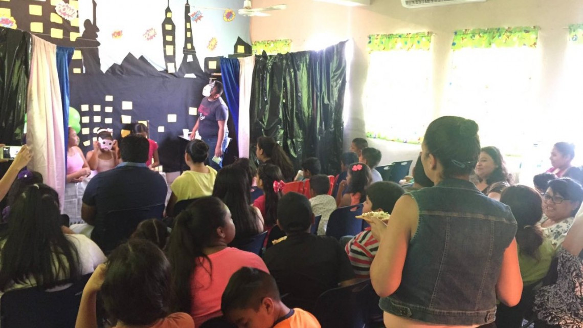 Recaudan niños dinero para su graduación de primaria 