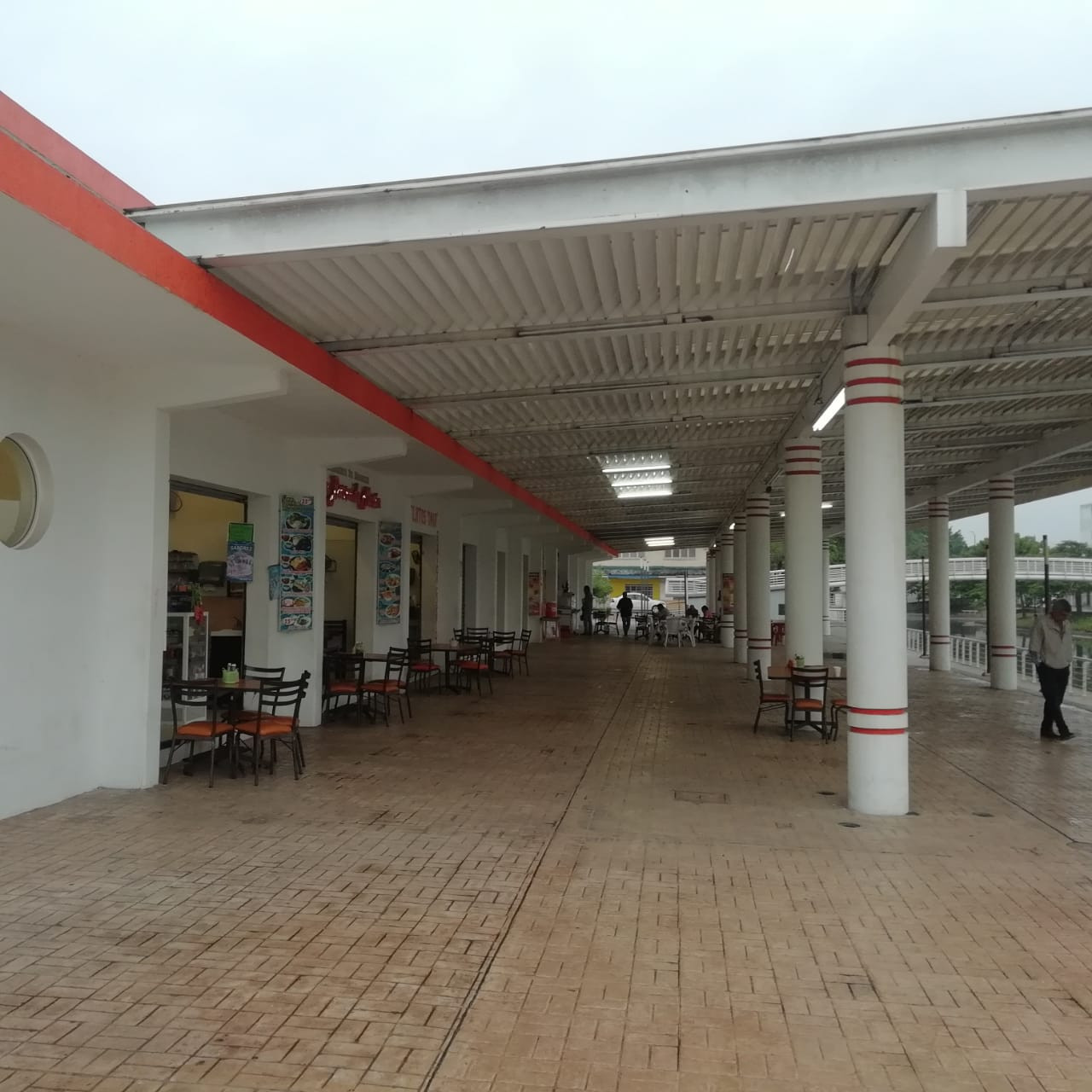 Solo un 10% de los locales del Avila Camacho están abiertos