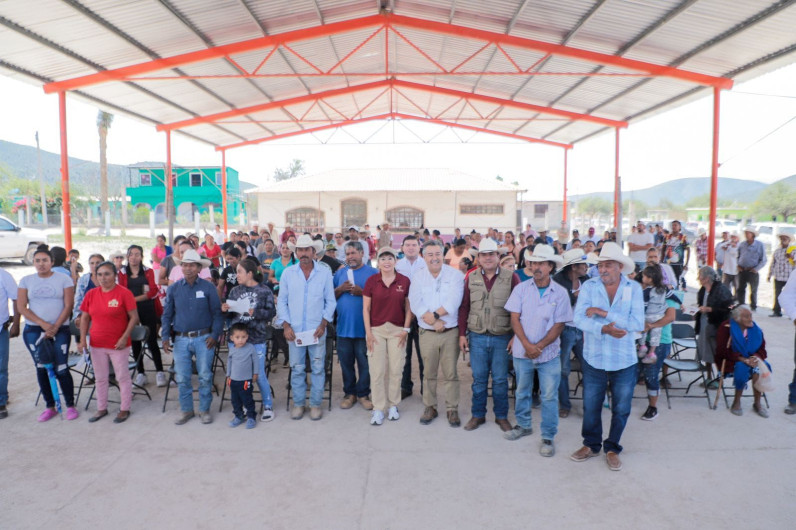 Cumple gobernador con pobladores del ejido Francisco Villa de Tula