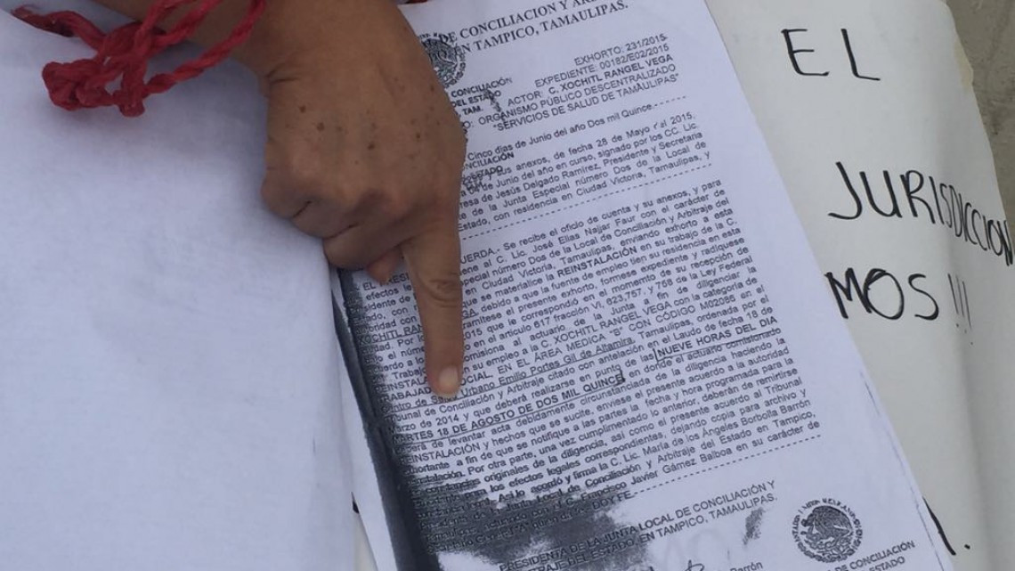 Peculiar protesta de empleada contra el jefe de la jurisdicción número 12