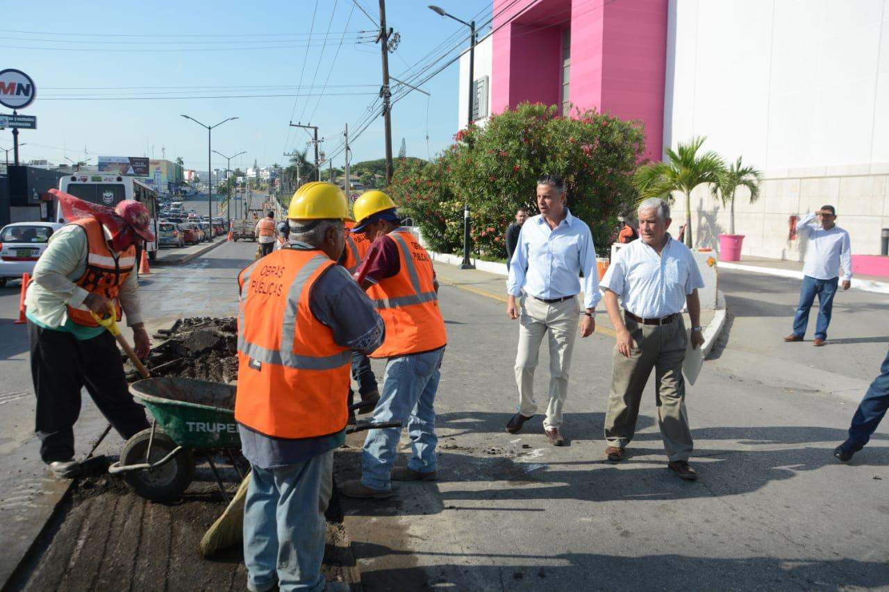 Pone en Marcha Chucho Nader Programa Intensivo de Bacheo en la Avenida Hidalgo