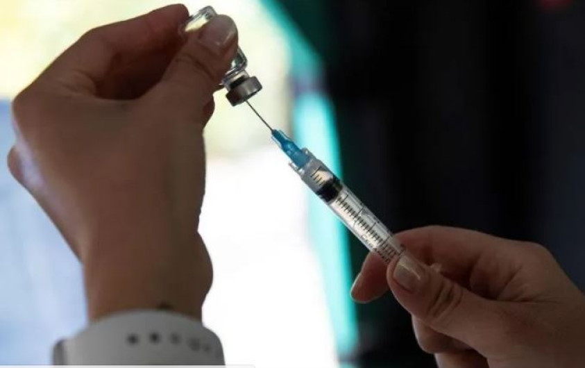 Arranca proceso de vacunación contra COVID-19 en farmacias de EU 