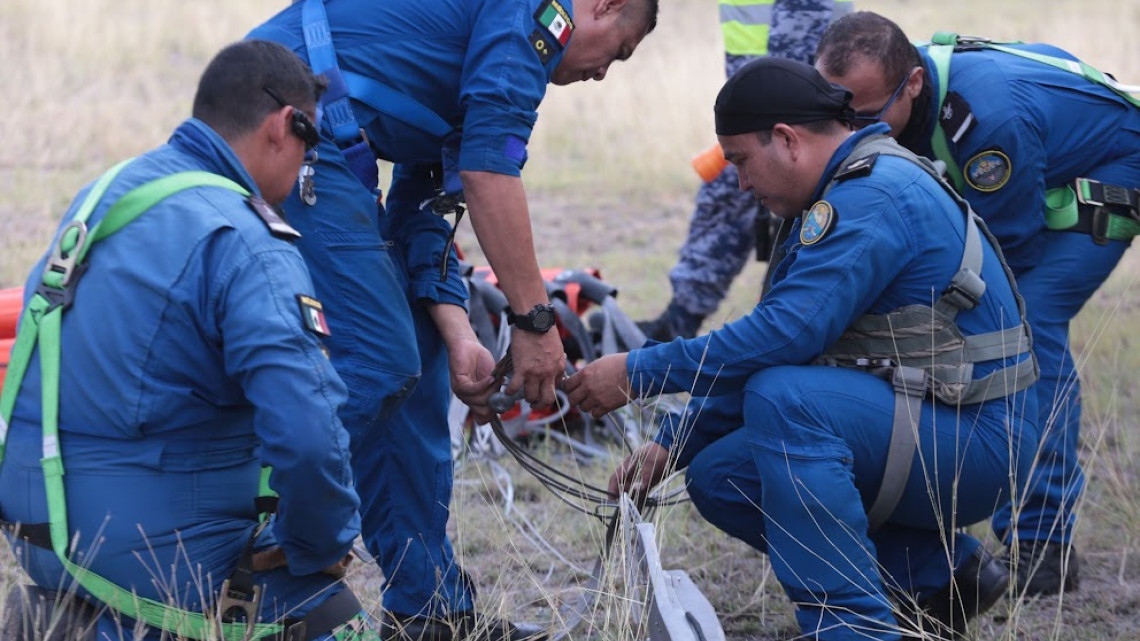 Inicia helicóptero de SEMAR combate a incendio en Cañón del Novillo