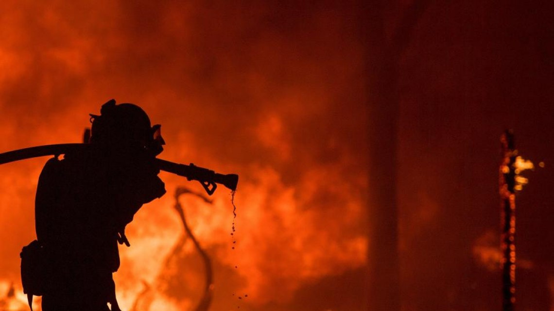 Evacuan a 20 mil civiles al norte de California por incendios 