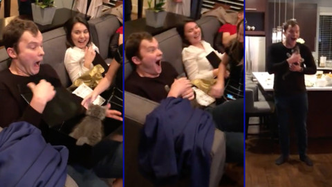  La emocionante reacción de un hombre al recibir como regalo un gato