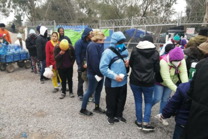 Ayudan a Migrantes a soportar frío con Chocolate y Frijoles Charros