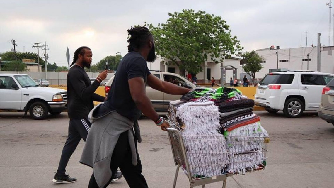 Josh Norman y Demario Davis brindan ayuda a migrantes en Matamoros