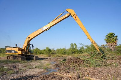 Refuerza Gobierno Municipal saneamiento del Laguito con limpieza de carrizo perimetral 