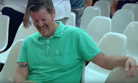 Con contagiosa risa se burla de protesta en contra de migrantes.