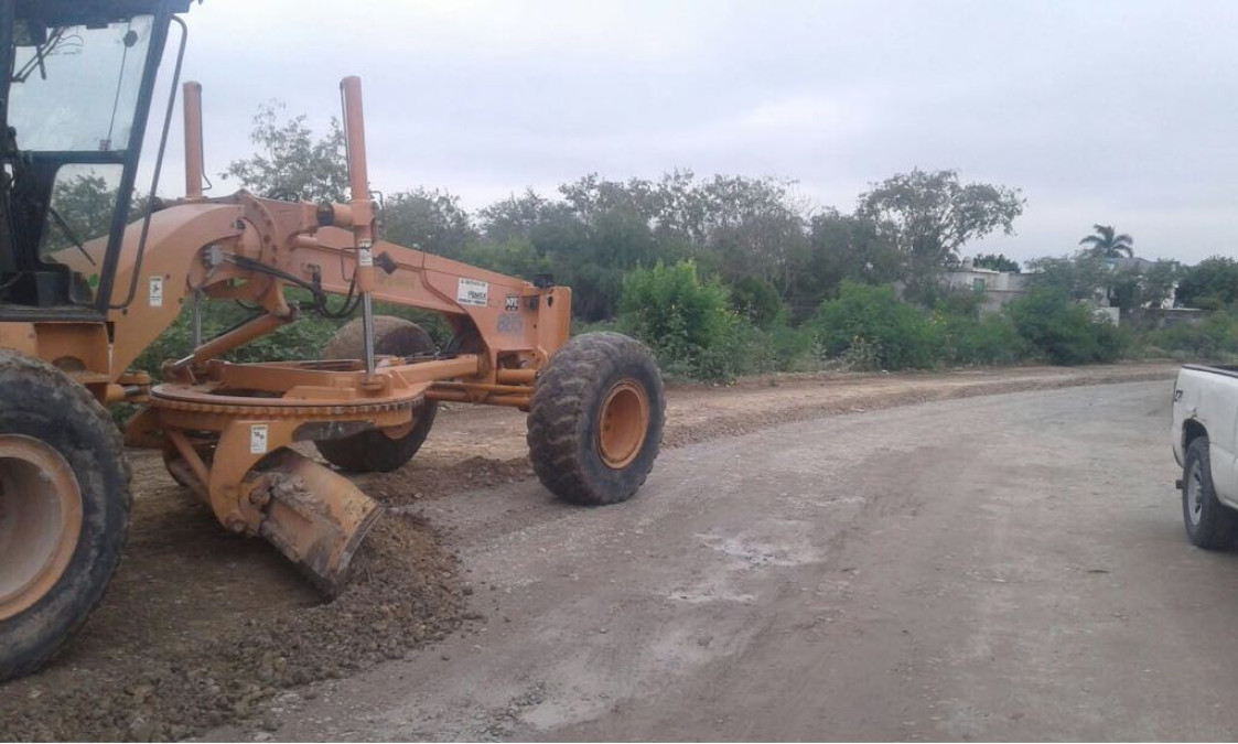 Realiza labores de motonivelación en el bordo norte del canal Rodhe