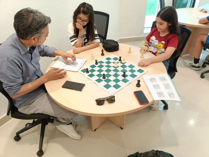 Niños y jóvenes aprenden ajedrez en la infoteca de Nuevo Laredo 