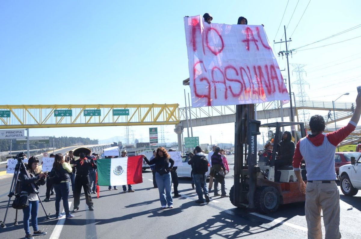 En protesta por el "gasolinazo" bloquean ambos sentidos de la México-Toluca