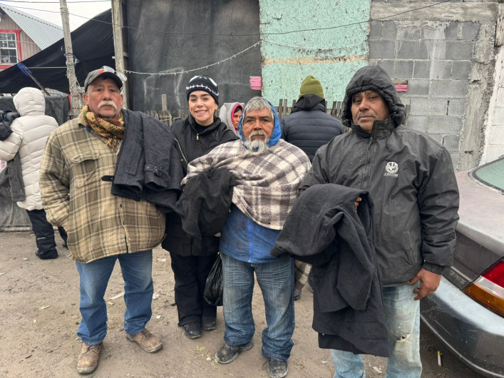 Reciben Programa de Becas Municipales y 500 chamarras en Leyes de Reforma