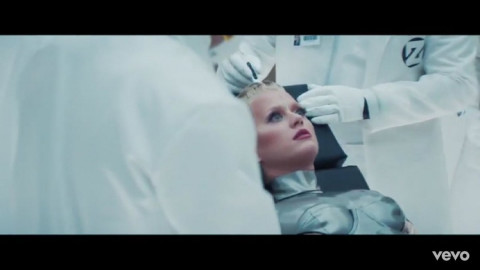 Katy Perry se vuelve un robot en su nuevo videoclip