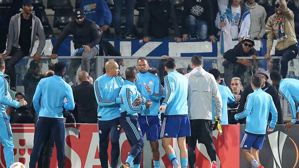 Patrice Evra golpea a un aficionado