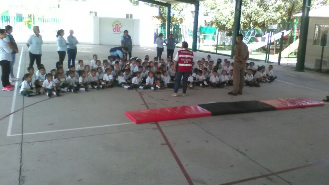 “Bomberito por un día” instruye a niños a reaccionar en caso de una emergencia