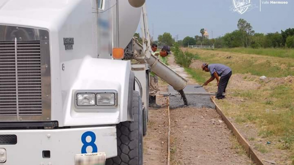 Alcalde supervisa construcción