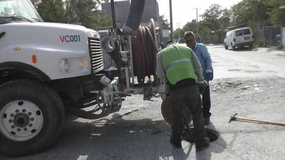 Comapa trabaja con equipo vactor