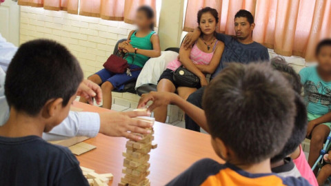 Familia de 13 varada en un parque es atendida por el DIF 