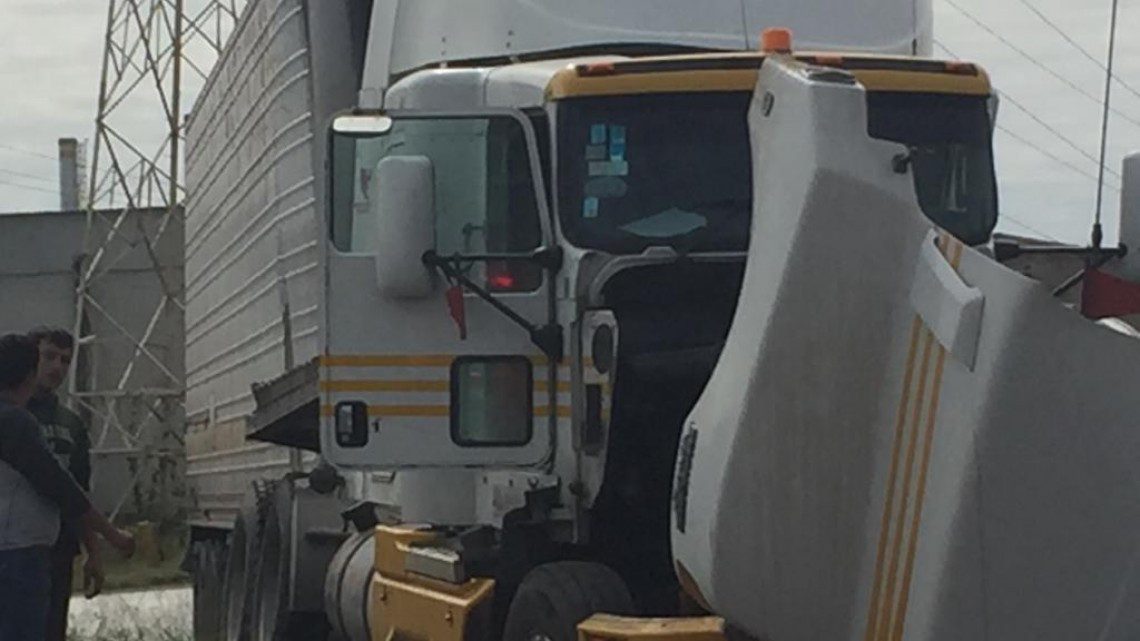 Chocan trailers y generan caos vial en Altamira