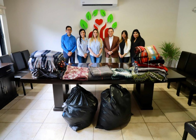 Facultad de Derecho dona cobijas y ropa de invierno al DIF Altamira