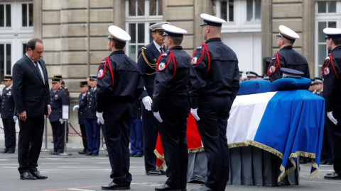 Encabeza Hollande homenaje a policía muerto en tiroteo en París