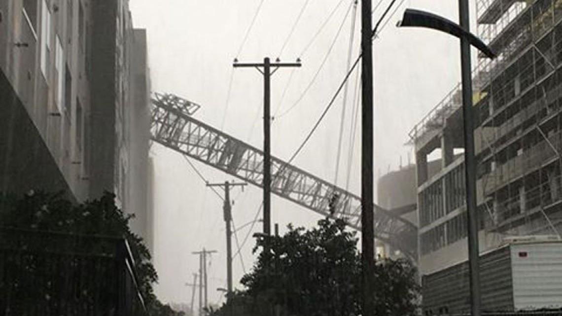 Deja un muerto tras caída de una grúa sobre edificio en Dallas