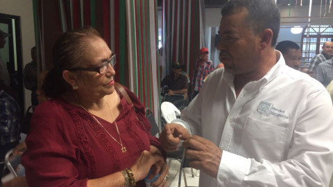 Empleados reclaman vales de despensa al municipio