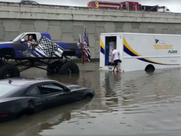 Monnster Truck va al rescate de autos atrapados en inundación 