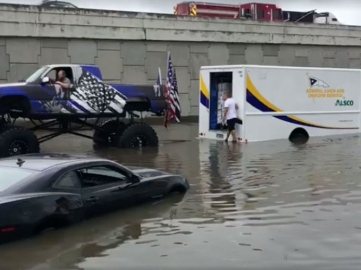 Monnster Truck va al rescate de autos atrapados en inundación 